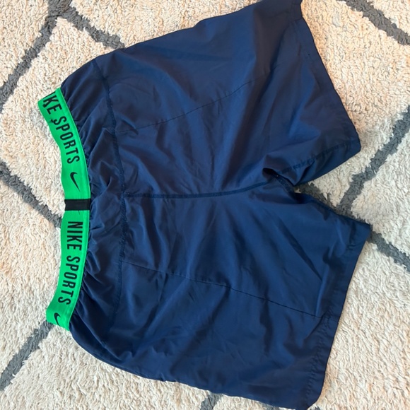 Nike Reverse Short - Picture 4 of 8